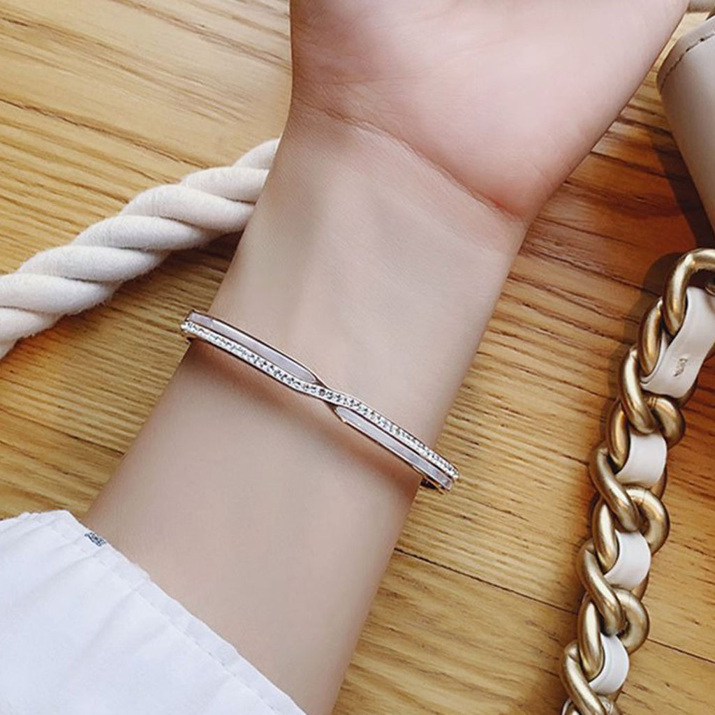 women hand with simple bangle 